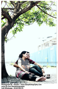 couple sitting pose for maternity photography