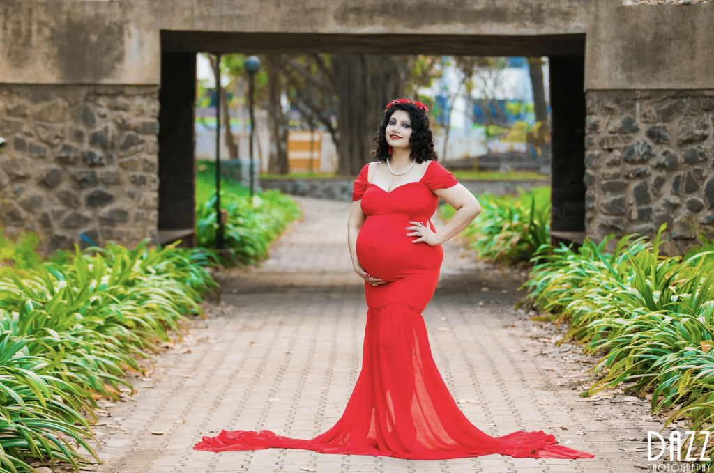 Gown by YULIA SOLOVEVA collection | Maternity dresses photography, Maternity  dresses for photoshoot, Couple pregnancy photoshoot